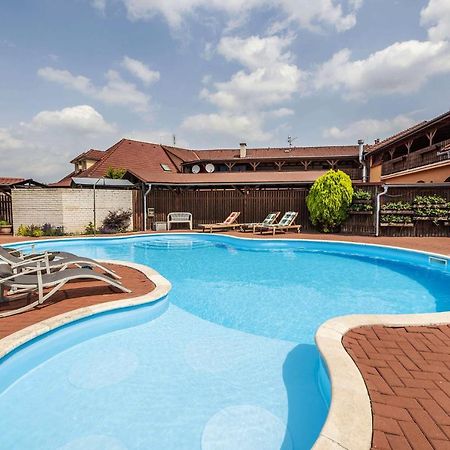 Hotel Aldo Unicov Bagian luar foto