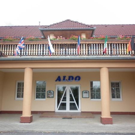 Hotel Aldo Unicov Bagian luar foto