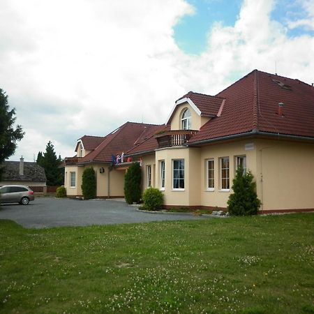 Hotel Aldo Unicov Bagian luar foto