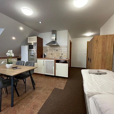 Hotel Aldo Unicov Bagian luar foto