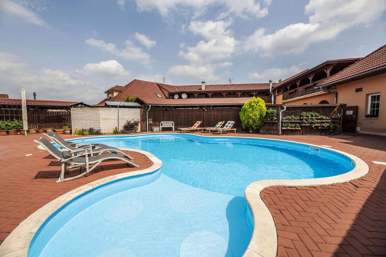 Hotel Aldo Unicov Bagian luar foto