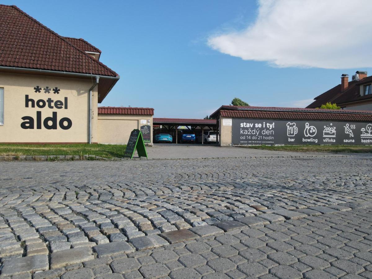 Hotel Aldo Unicov Bagian luar foto