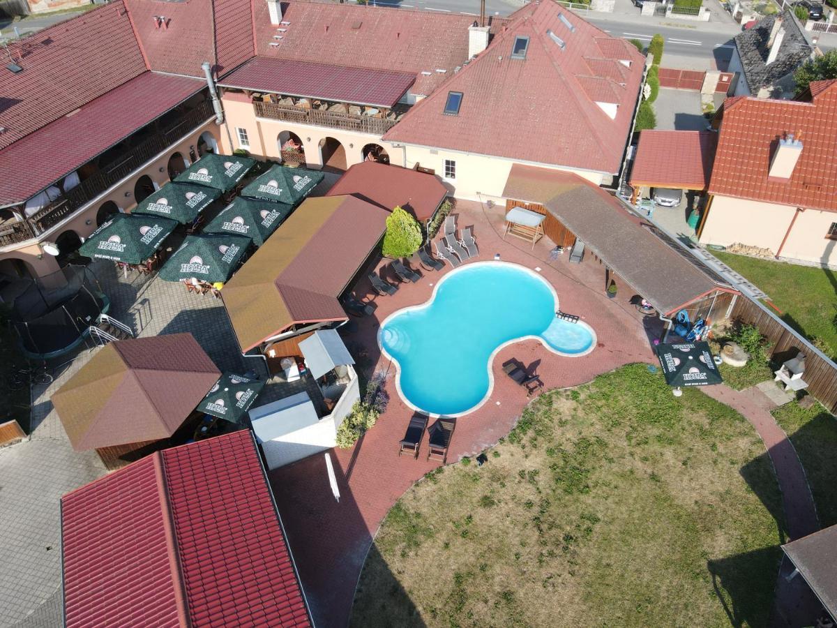 Hotel Aldo Unicov Bagian luar foto