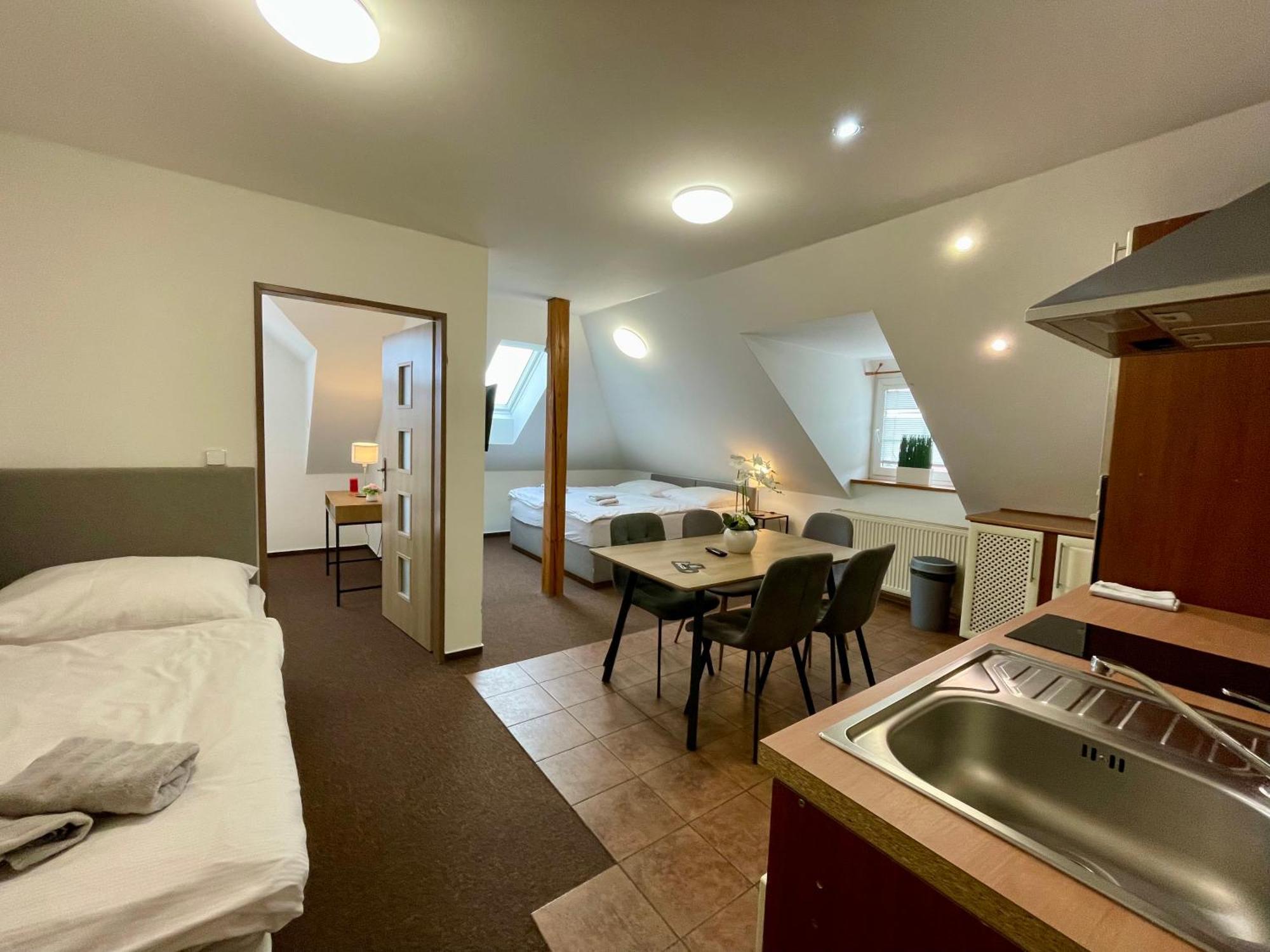 Hotel Aldo Unicov Bagian luar foto