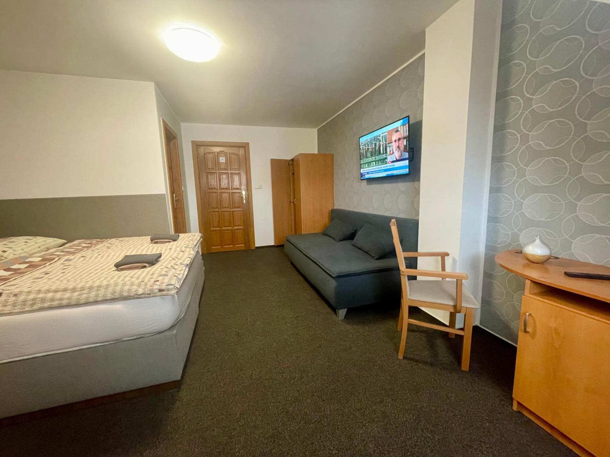 Hotel Aldo Unicov Bagian luar foto