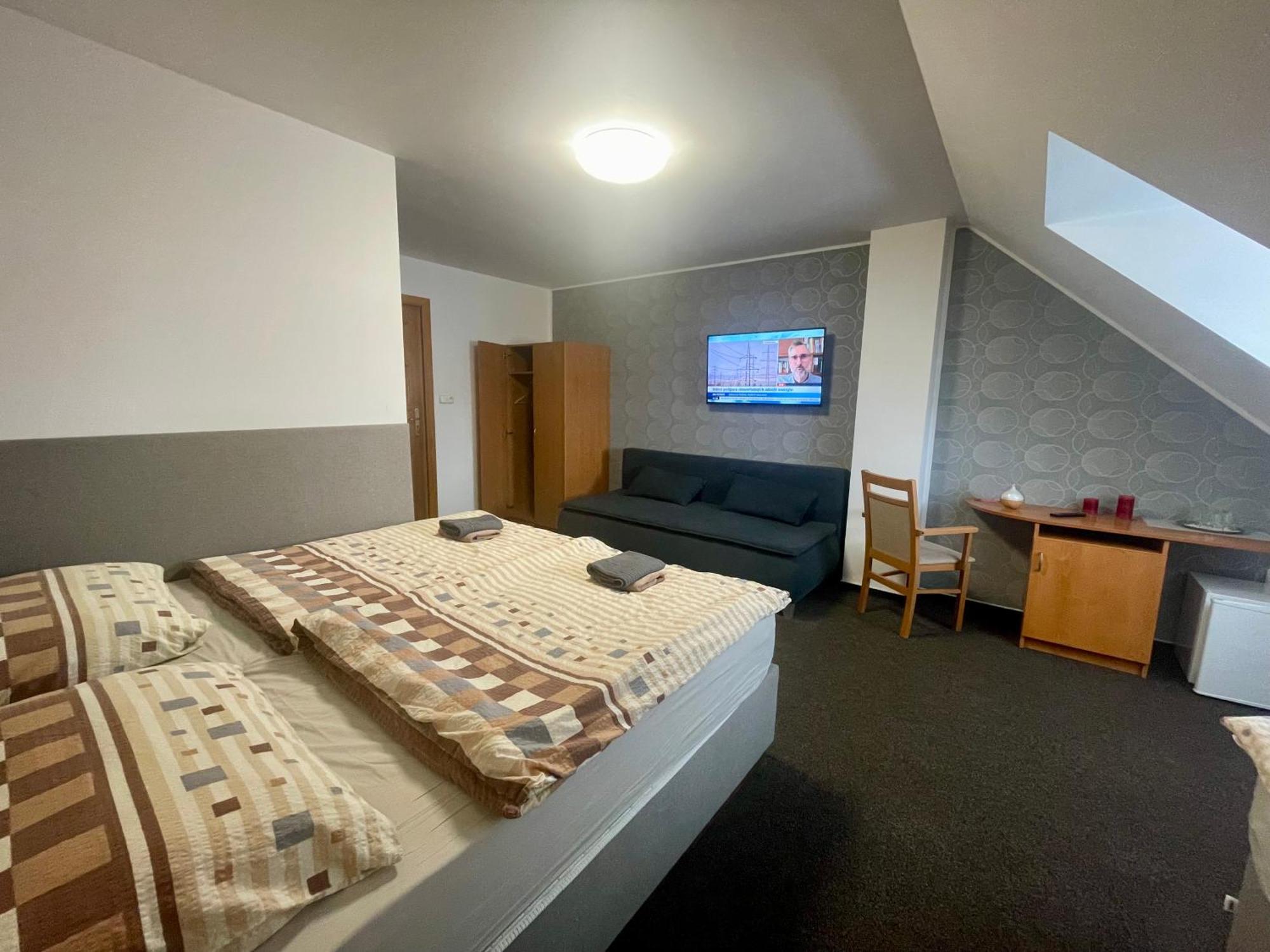 Hotel Aldo Unicov Bagian luar foto