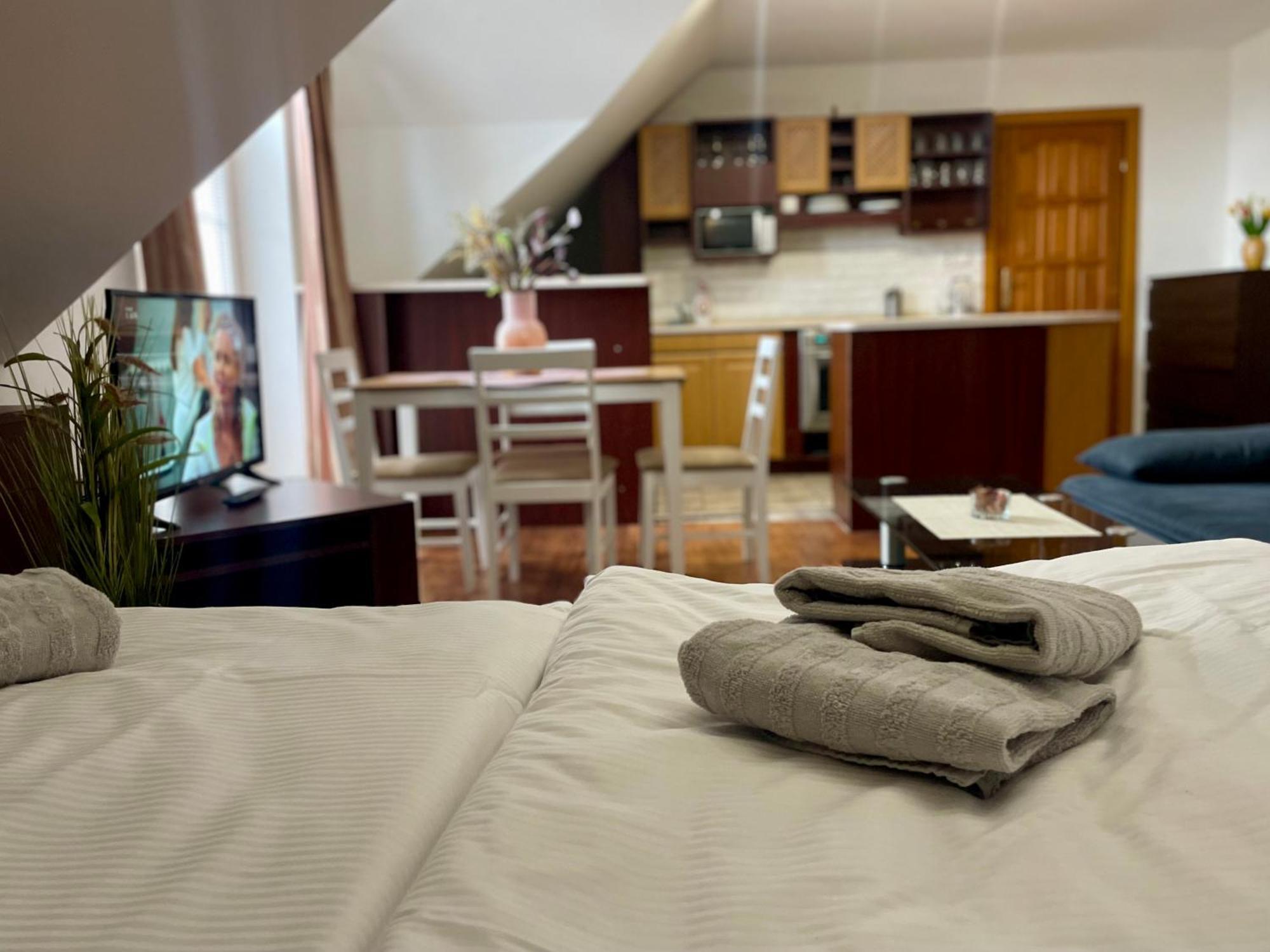 Hotel Aldo Unicov Bagian luar foto