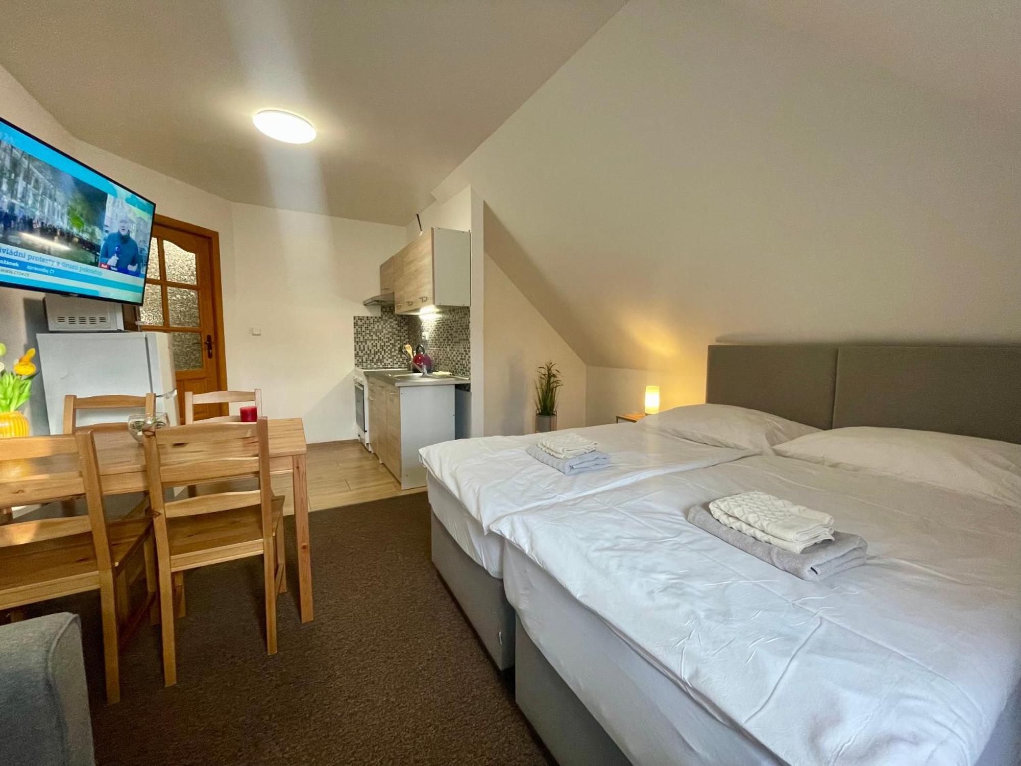 Hotel Aldo Unicov Bagian luar foto