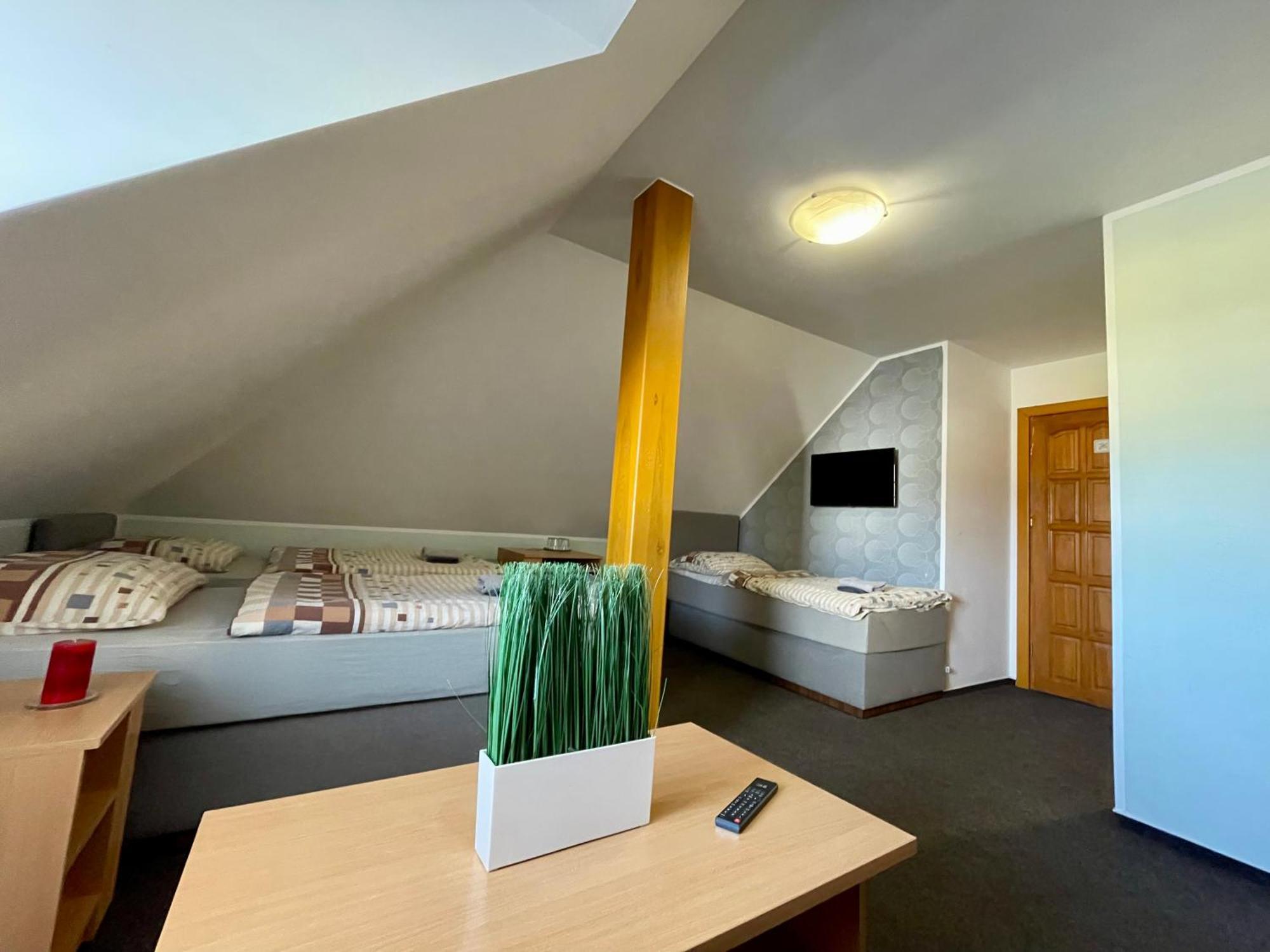 Hotel Aldo Unicov Bagian luar foto