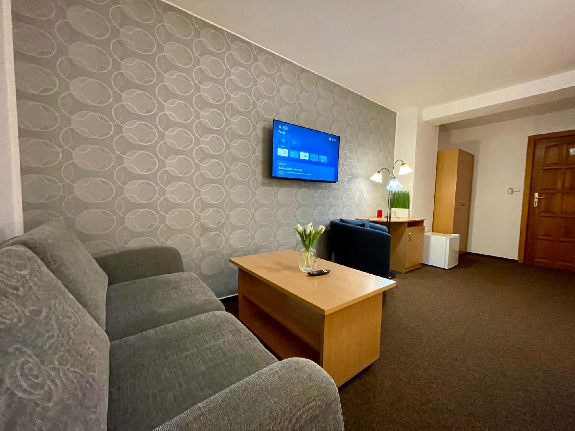 Hotel Aldo Unicov Bagian luar foto