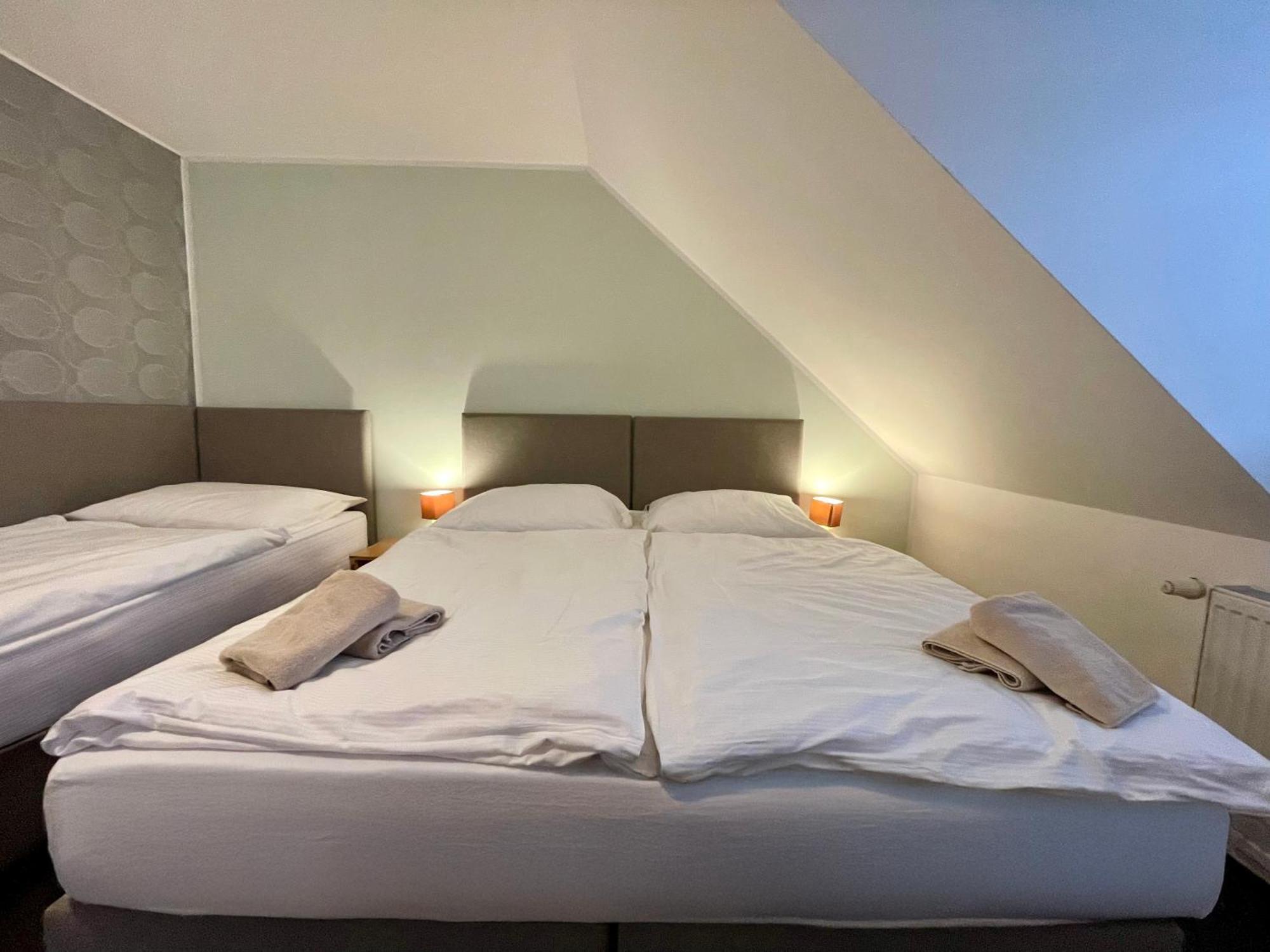 Hotel Aldo Unicov Bagian luar foto